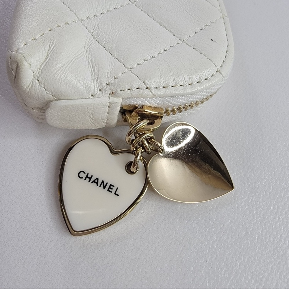 RARE CHANEL Quilted Heart Charm Leather Coin/Key Holder - Picture 5 of 10